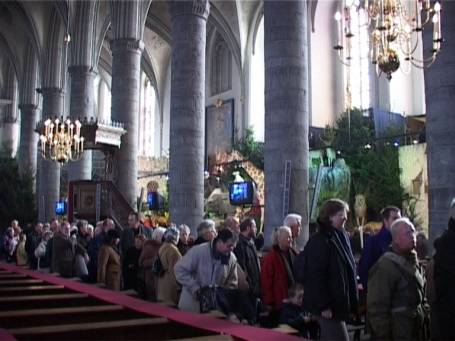 Weert : St. Martinus-Kirche, im Hintergrund rechts die große Weihnachtskrippe